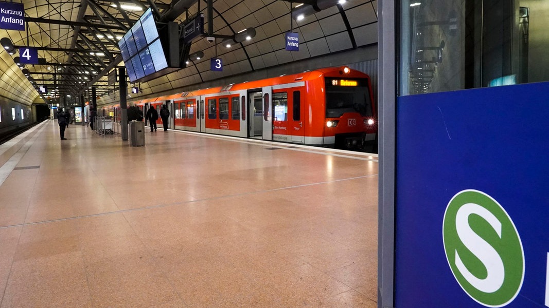 Ein leerer Bahnsteig an einer S-Bahn-Station in Hamburg.