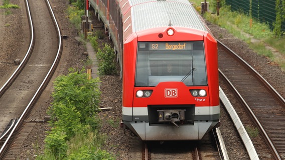 Eine S-Bahn der Line S2 in Richtung Hamburg-Bergedorf fährt in Richtung S-Bahnstation Sternschanze. © Imago Foto: Hanno Bode