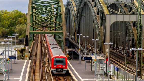 Eine S-Bahn fährt über die Elbbrücken. © picture alliance / CHROMORANGE | Karl Heinz Spremberg Foto: Karl Heinz Spremberg