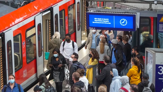 Viele Menschen auf dem S-Bahngleis im Hamburger Hauptbahnhof. 