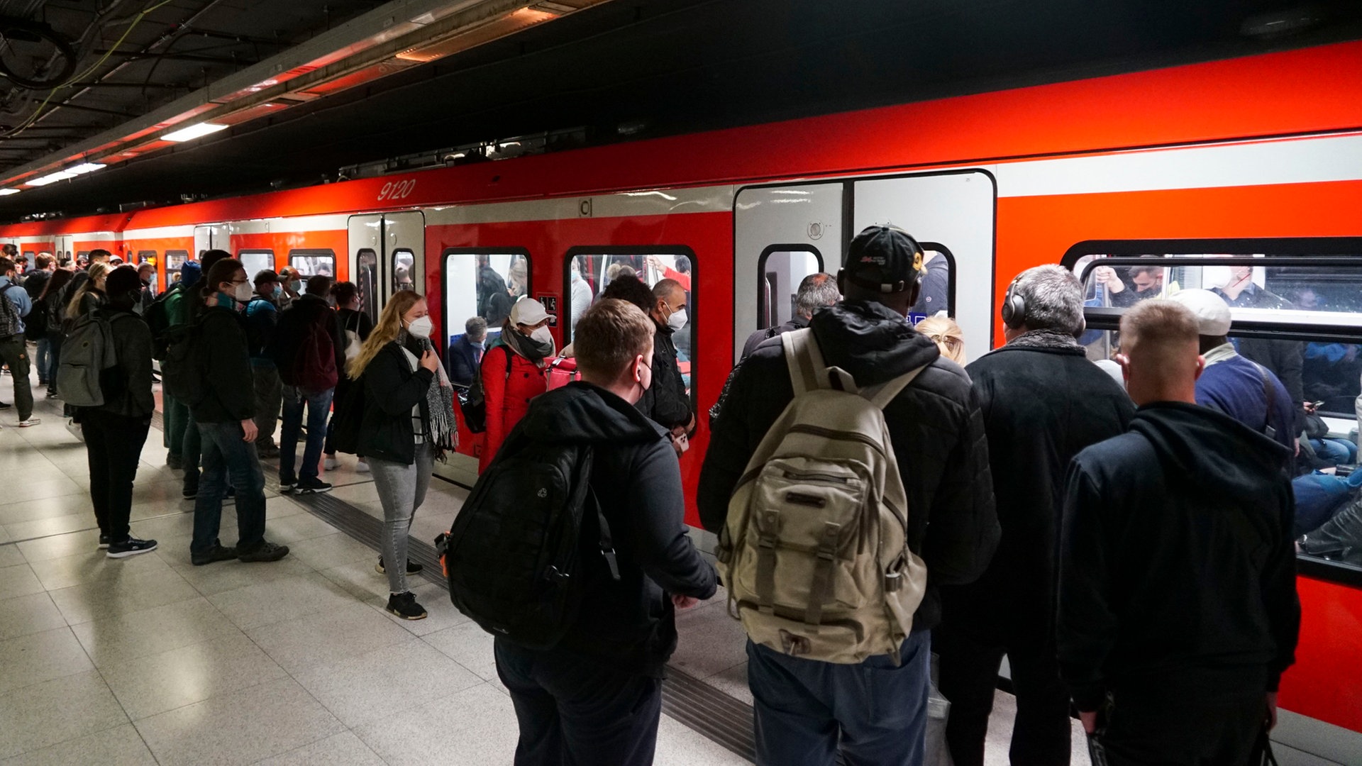 Hamburgs Busse und Bahnen wegen Neun-Euro-Ticket wieder voll