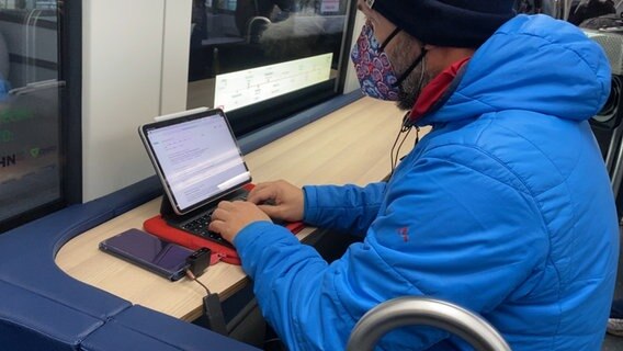 Ein Arbeitsplatz in einer S-Bahn. © NDR Foto: Screenshot
