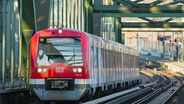 Eine S-Bahn fährt aus der Innenstadt kommend über die Elbbrücken. © picture alliance/dpa Foto: Soeren Stache