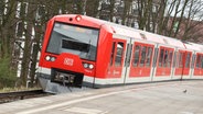 Eine S-Bahn der Linie S2 in Richtung Altona fährt in den Bahnhof Berliner Tor hinein. © IMAGO Foto: Hanno Bode