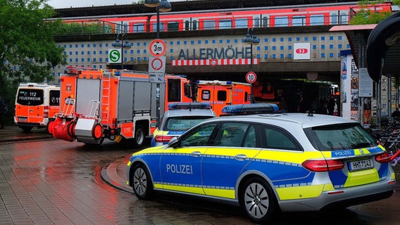 Einsatzkräfte der Polizei und Feuerwehr vor dem S-Bahnhof Allermöhe in Hamburg. Dort ist eine Frau verunglückt. © HamburgNews 