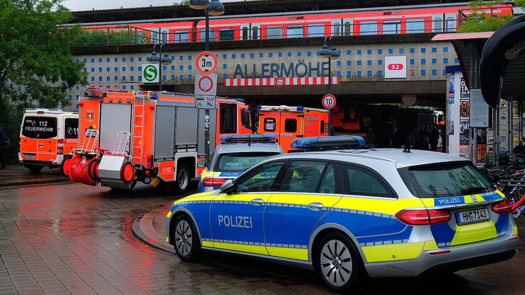 Einsatzkräfte der Polizei und Feuerwehr vor dem S-Bahnhof Allermöhe in Hamburg. Dort ist eine Frau verunglückt.