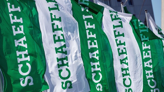 Flaggen mit dem Schriftzug "Schaeffler". © picture alliance / dpa Foto: Daniel Karmann