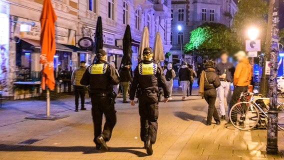 The Hamburg police check compliance with the mask requirement.  © JOTO Photo: Tobias Johanning