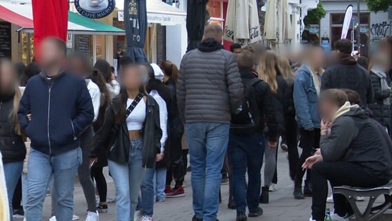 Viele Menschen sind in der Schanze unterwegs. © NDR Foto: Screenshot