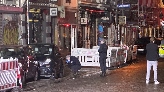 Polizisten untersuchen und sichern einen Tatort im Hamburger Schanzenviertel. Nach einem Streit vor einem Lokal im Hamburger Schanzenviertel ist ein Mann am Abend von einem Unbekannten angeschossen worden. © picture alliance / dpa 