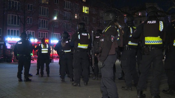 Mehrere Polizisten stehen vor einem Lokal. © TNN 