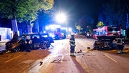 Autowracks stehen im Stadtteil Billstedt an einer Unfallstelle. © dpa-Bildfunk Foto: Daniel Bockwoldt