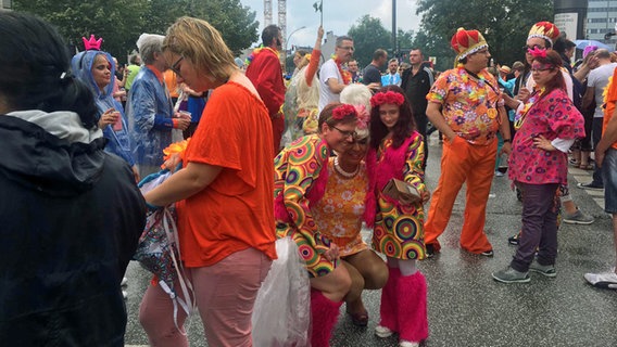 Besucher feiern in Hamburg auf dem Schlagermove © NDR Foto: Kerry Rügemer