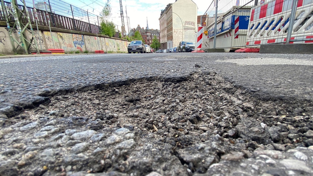 Ein Schlagloch ist auf einer Straße in der Hamburger Innenstadt zu sehen.