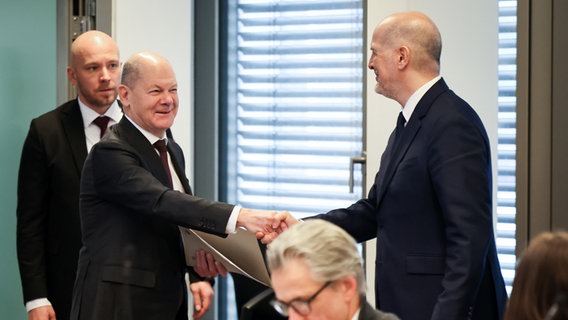 Bundeskanzler Olaf Scholz (SPD) schüttelt in der Sitzung des Parlamentarischen Untersuchungsausschuss in Hamburg die Hand von Obmann Milan Pein (SPD). © dpa-Bildfunk Foto: Christian Charisius