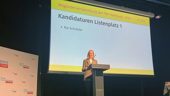 Ria Schröder spricht auf einem FDP-Landesparteitag in Hamburg. © picture alliance / dpa Foto: Martin Fischer