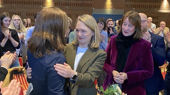 Gratulation an Ria Schröder bei einem FDP-Landesparteitag in Hamburg. Sie belegt Platz eins der Landesliste für die Bürgerschaftswahl. © NDR Foto: Jenny Witt