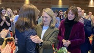 Gratulation an Ria Schröder bei einem FDP-Landesparteitag in Hamburg. Sie belegt Platz eins der Landesliste für die Bürgerschaftswahl. © NDR Foto: Jenny Witt