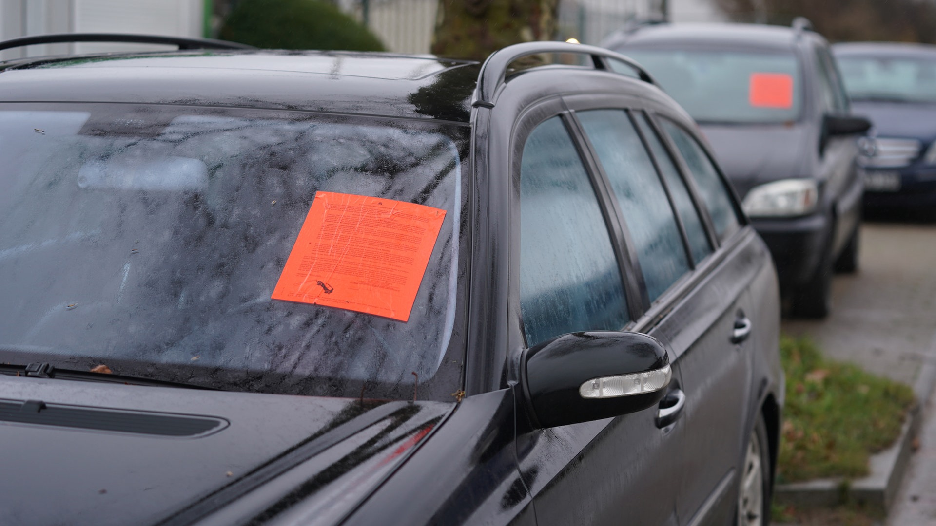 Ärger über am Straßenrand abgestellte Schrottautos