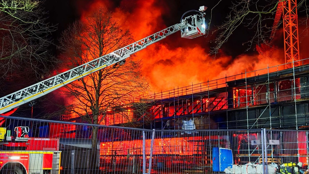 Feuerwehr bei zwei Großbränden in Hamburg im Einsatz