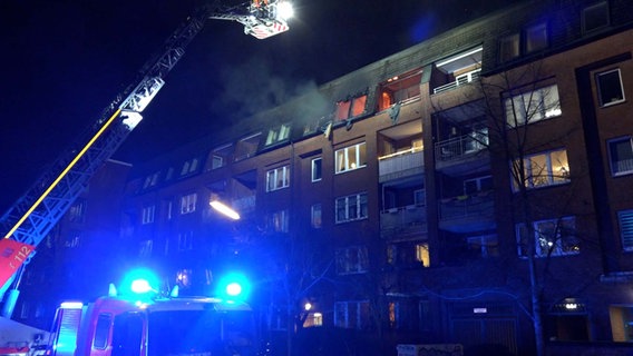 Einsatzkräfte der Feuerwehr löschen einen Brand in Hamburg Ottensen. © HamburgNews 