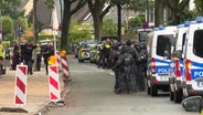 Einsatzkräfte der Hamburger Polizei sind in Eidelstedt im Einsatz. © TV Newskontor 