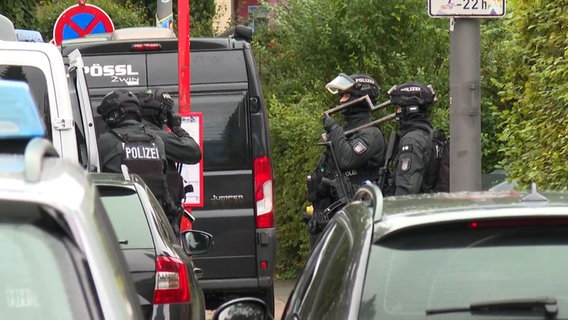 Einsatzkräfte der Hamburger Polizei sind in Eidelstedt im Einsatz. © TV Newskontor 