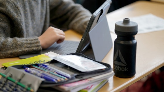 Ein Schüler arbeitet an einem Tablet während des Unterrichts. © picture alliance Foto: Marcus Brandt