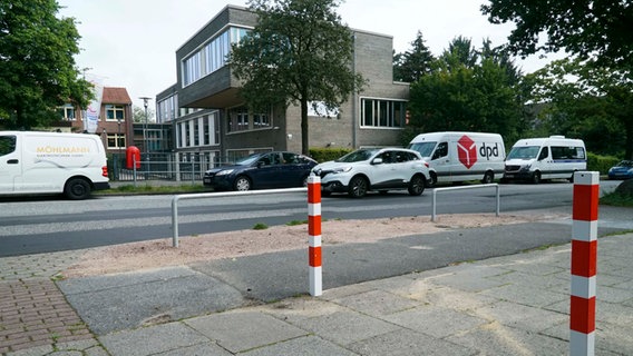 80 rot-weiße Poller stehen vor der Elisabeth Lange Schule in Hamburg-Eißendorf. © ABBfoto 