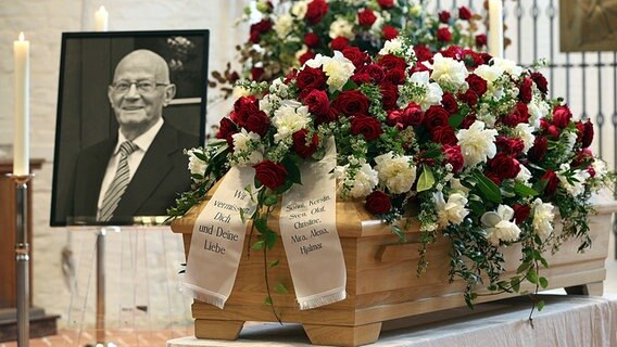 Blumenschmuck und Trauerkränze schmücken den Sarg vor dem Altar bei einer Trauerfeier für Hamburgs früheren Ersten Bürgermeister Peter Schulz in der Kirche St. Katharinen. © dpa Foto: Christian Charisius