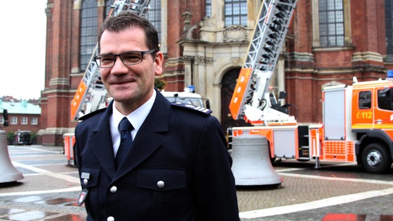 Hamburgs Feuerwehr-Chef Christian Schwarz steht vor dem Michel (Archivbild). © picture alliance / rtn - radio tele nord | rtn, peter wuest Foto:  rtn, peter wuest