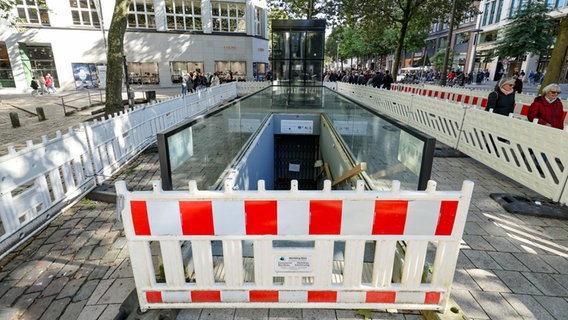 Eine öffentliche Toilette in der Hamburger Innenstadt ist gesperrt. © dpa 