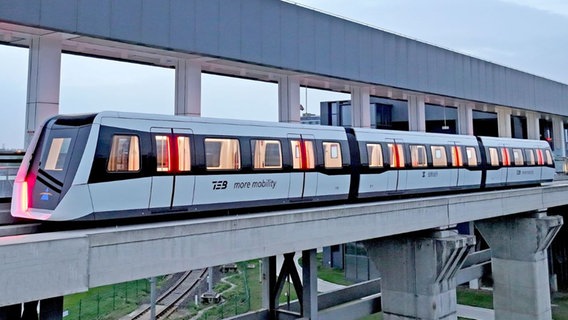 Eine Magnetschwebebahn der Firma Max Bögl halt an einer Haltestelle. © Firmengruppe Max Bögl 