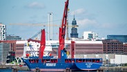 Blick auf das Schwergutschiff "UHL Fable" der Hamburger Schwergutreederei United Heavy Lift. © picture alliance / dpa Foto: Daniel Bockwoldt