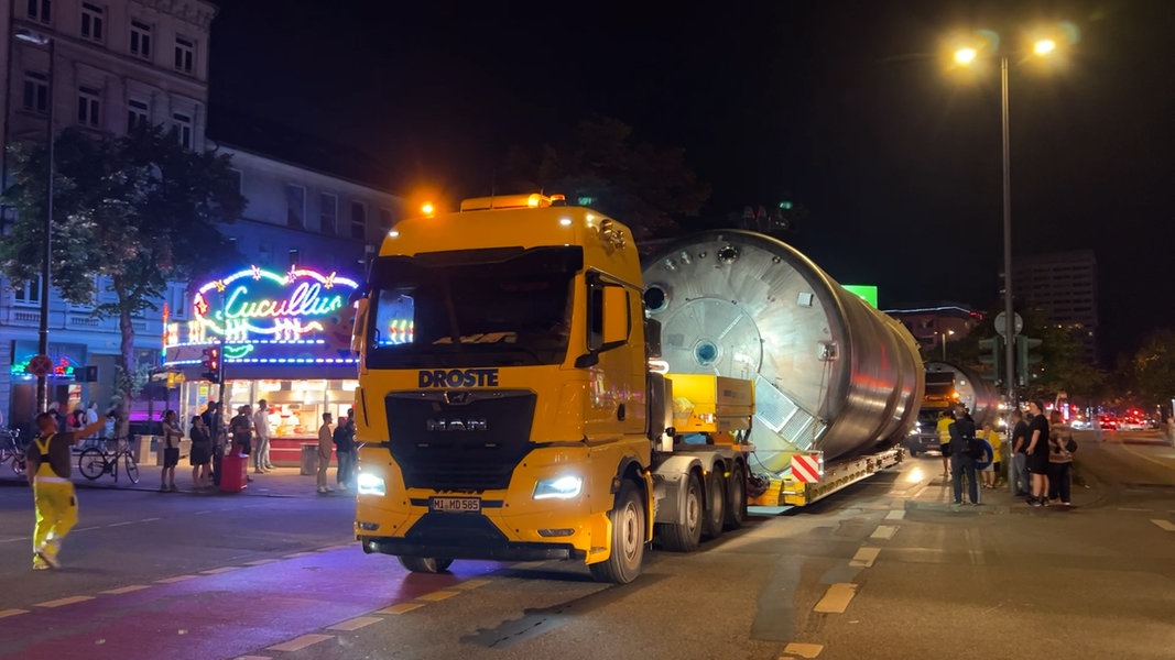 Zwei Schwertransporter in der Nacht durch Hamburg gerollt