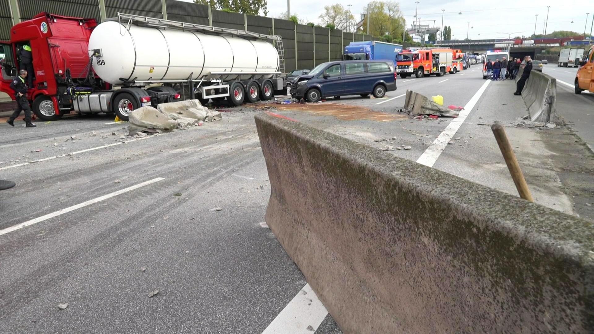 Unfall auf der A1 in Hamburg: Tanklaster fährt in Gegenverkehr