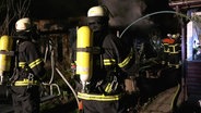 Einsatzkräfte der Feuerwehr löschen einen Brand in Hamburg. © TVNewsKontor 