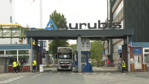 Im Eingangsbereich des Hamburger Großkonzerns Aurubis steht ein LKW. © Screenshot 