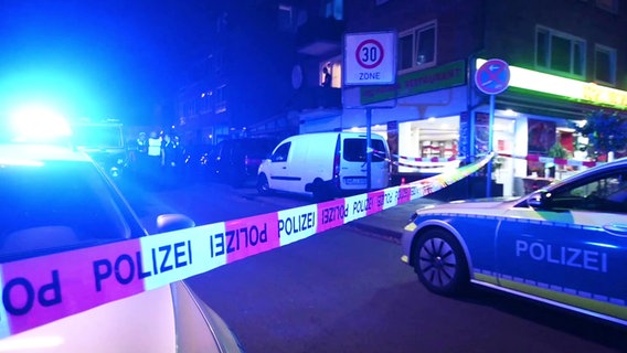 Die Polizei ist beim Einsatz nachdem ein Mann nach Schüssen im Phönix-Viertel verletzt wurde. © Screenshot TV Newskontor 