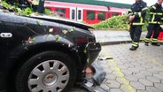 Nach einem Unfall ist die Front eines PKW beschädigt. © Screenshot 