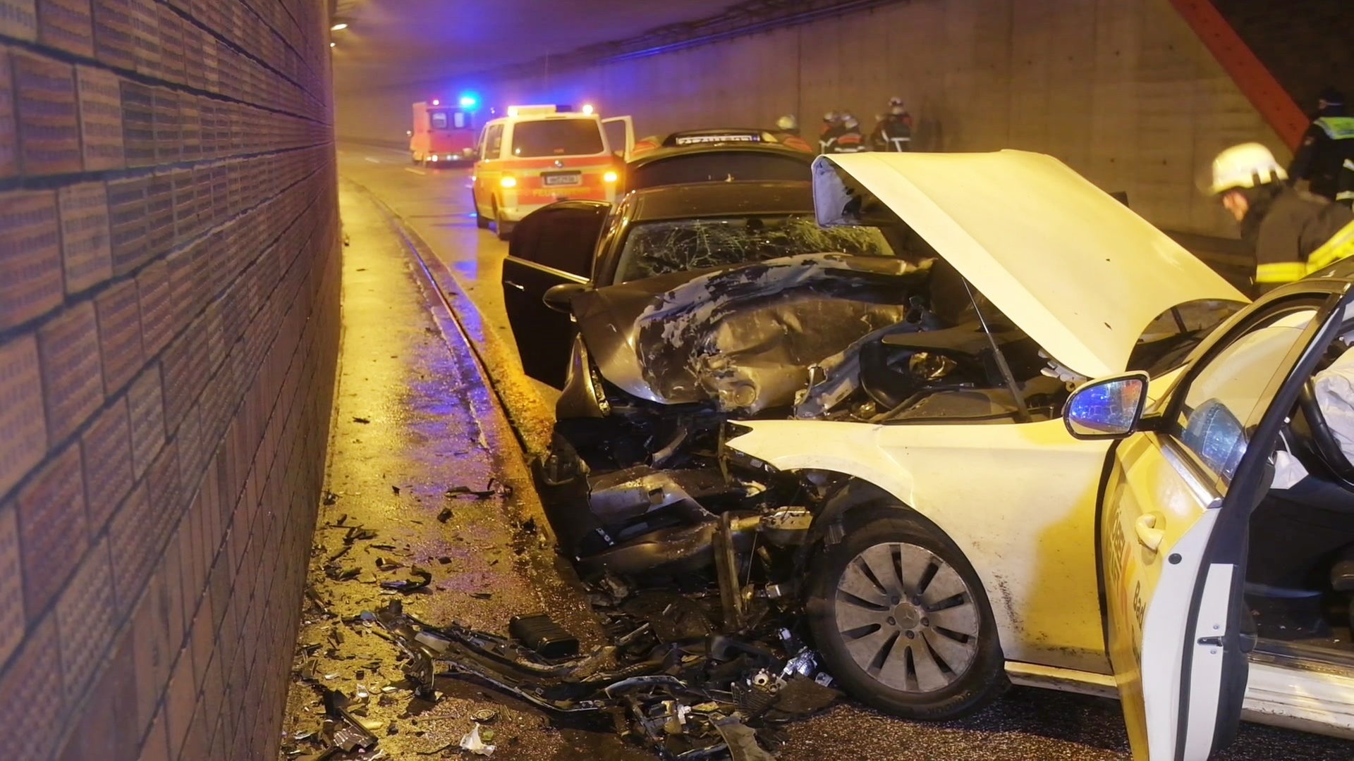 Unfall in Hamburg: Falschfahrer stößt mit Taxi zusammen