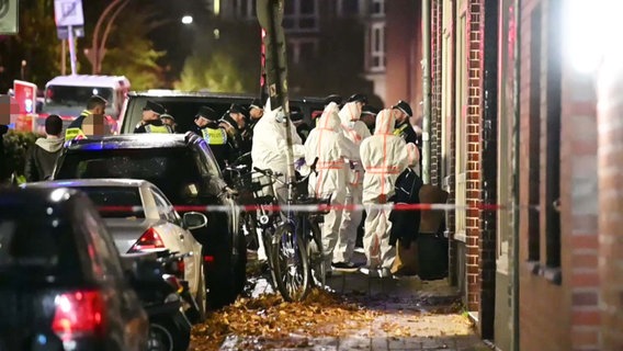 Einsatzkräfte der Polizei sichern einen Tatort in Hamburg. © NEWS5 