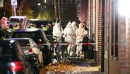 Einsatzkräfte der Polizei sichern einen Tatort in Hamburg. © NEWS5 