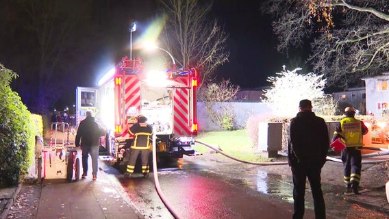 Die Feuerwehr hat einen Brand in einem Wohnhaus in Rissen gelöscht. © Screenshot TV News Kontor 