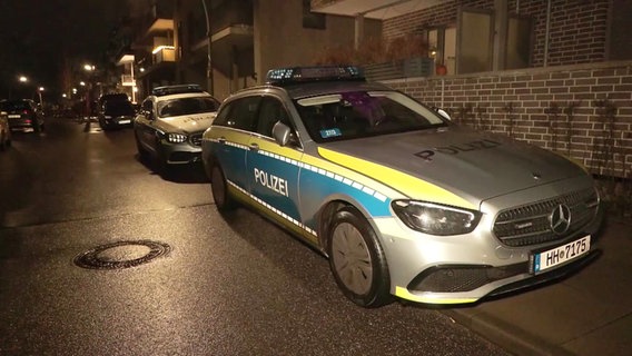 Polizeiwagen stehen vor einem Haus im Stadtteil Groß Borstel. Dort wurde eine Frau erstochen. © Screenshot 