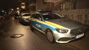 Polizeiwagen stehen vor einem Haus im Stadtteil Groß Borstel. Dort wurde eine Frau erstochen. © NonstopNews Foto: Screenshot