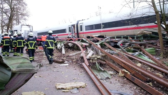 Auf einem Bahnübergang Hamburger Stadtteil Rönneburg ist ein Schwerlast-LKW mit einem ICE kollidiert. © TV Newskontor 