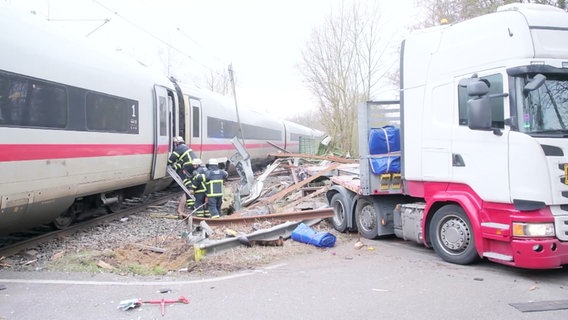 Auf einem Bahnübergang Hamburger Stadtteil Rönneburg ist ein Schwerlast-LKW mit einem ICE kollidiert. © TV Newskontor 