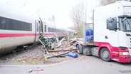 Auf einem Bahnübergang Hamburger Stadtteil Rönneburg ist ein Schwerlast-LKW mit einem ICE kollidiert. © TV Newskontor 