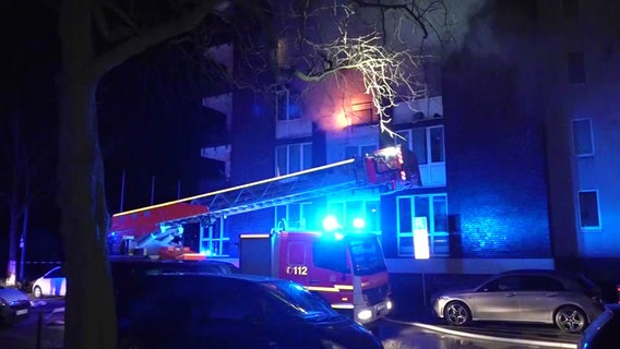 Die Feuerwehr löscht einen Wohnungsbrand in Hamburg-Rothenburgsort. © Screenshot NonstopNews 